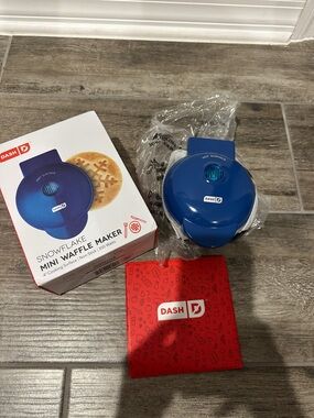 Ash Snowflake Mini Waffle Maker in Blue
